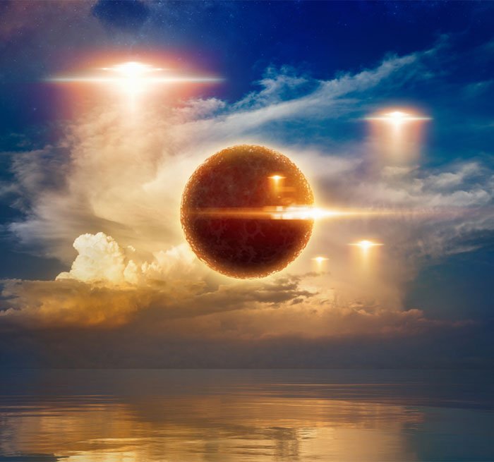 The Ufo the Beach and the Dead